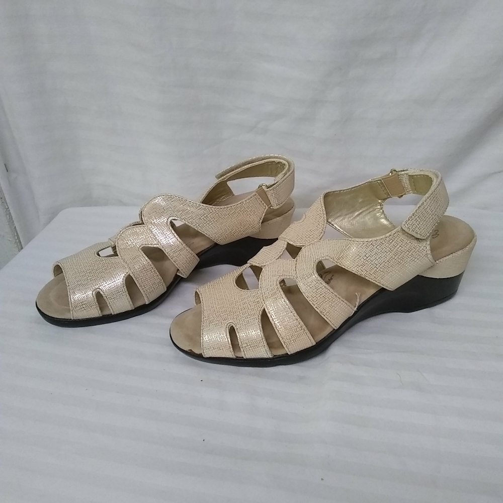 Soft Style Sandals Soft Delight 2" Wedge Heel Beige & Gold Metalliac Sz 8